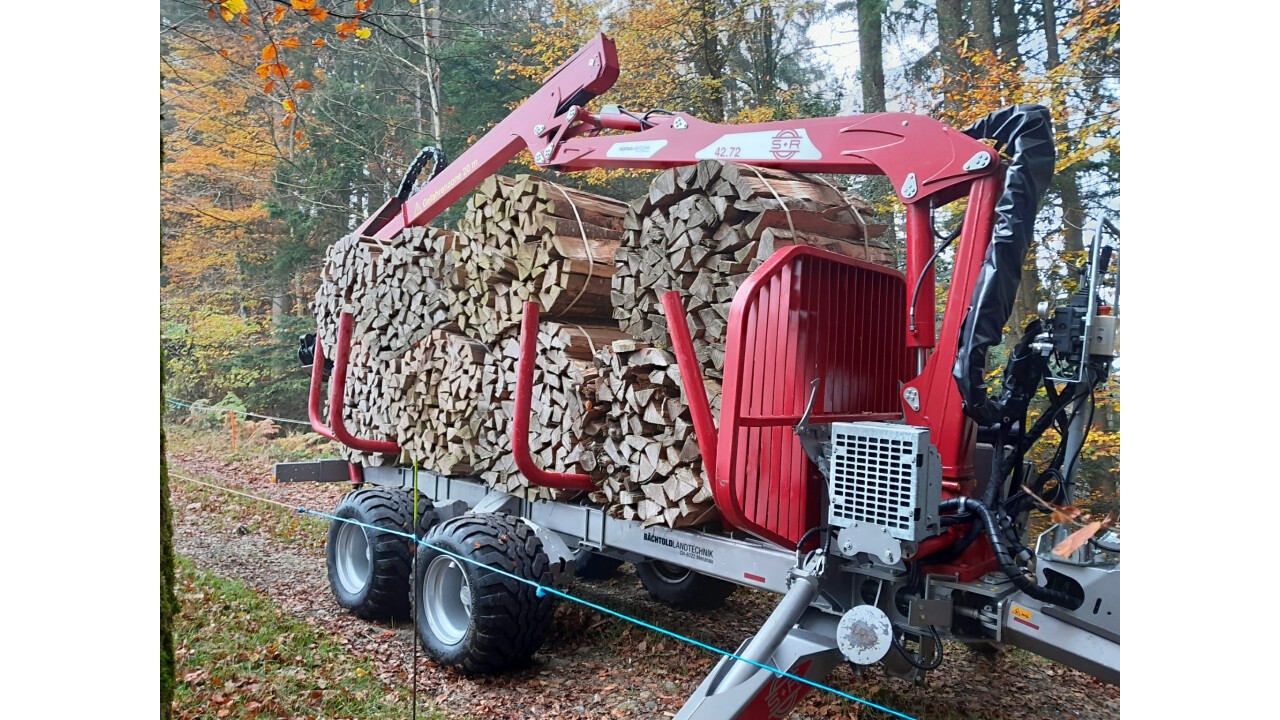 Schlang & Reichart SR.1100 Rückeanhänger beim Brennholztransport