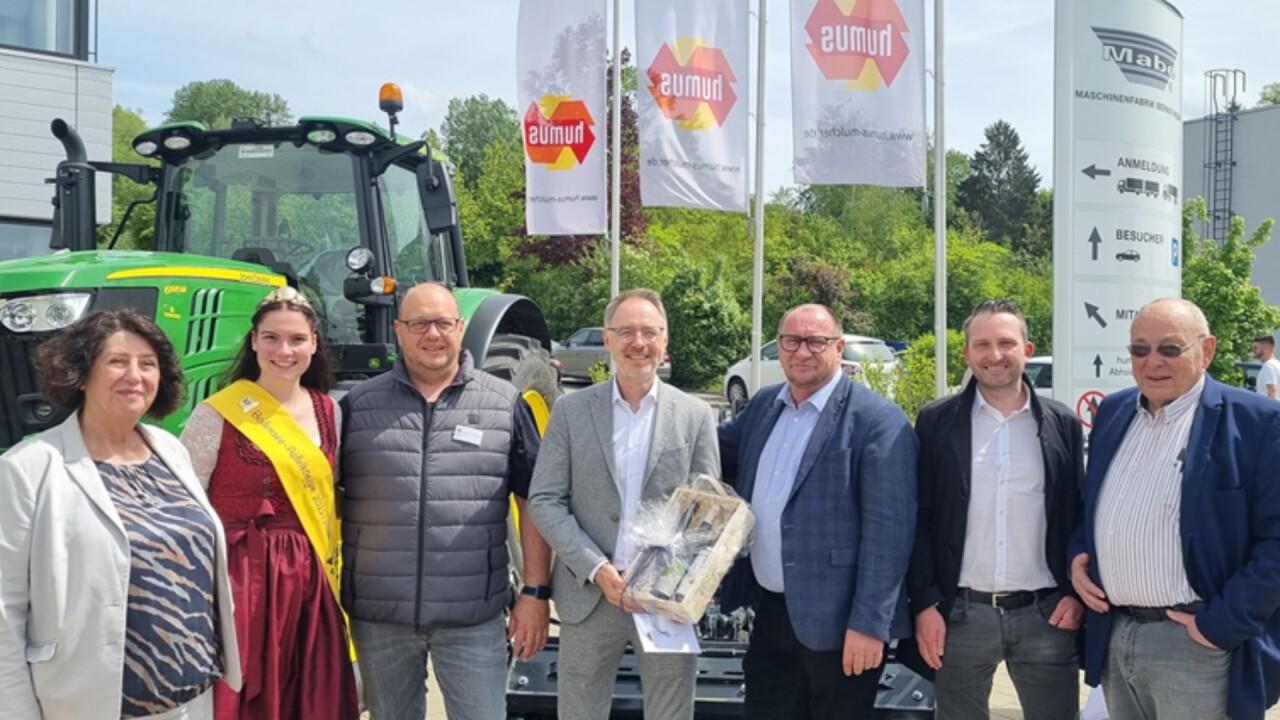 Strahlende Gesichter bei der Präsentübergabe anlässlich des 70-jährigen Firmenjubiläums (von links): Geschäftsführerin Carmen Gotterbarm, Jasmin Eichenhofer, Geschäftsführer Roderich Gotterbarm, Bürgermeister Martin Rupp, Landtagsabgeordneter Klaus Hoher, Bundestagsabgeordneter Volker Mayer-Lay und Seniorchef Ulrich Gotterbarm.