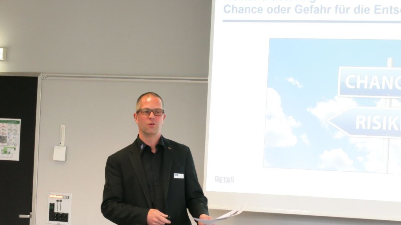 Yvan Grepper referiert über die Produktion von Strom und Treibstoff aus Biogas. 