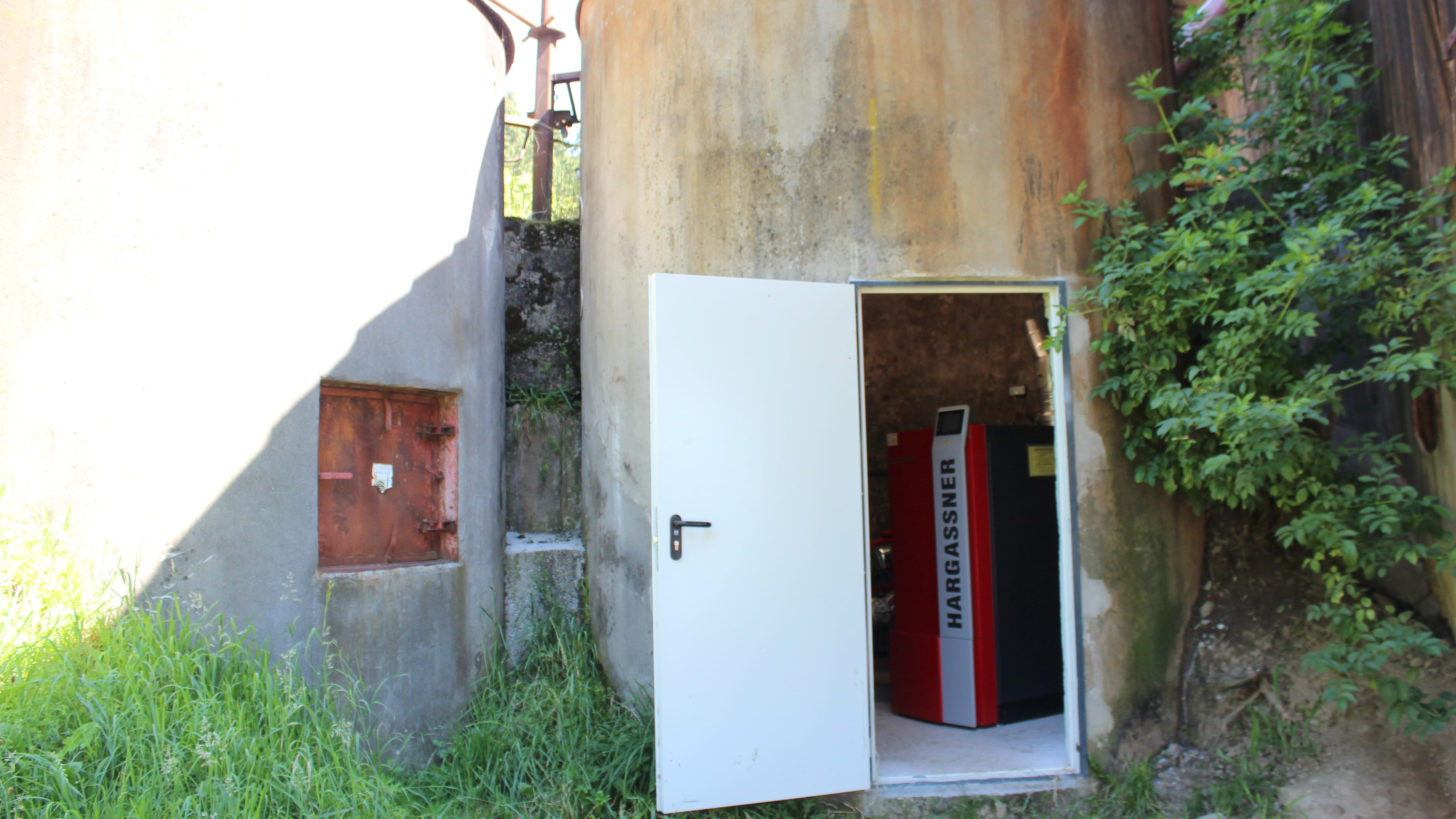 Schnitzelheizung und Schnitzellager in zwei ausgedienten Futtersilos.