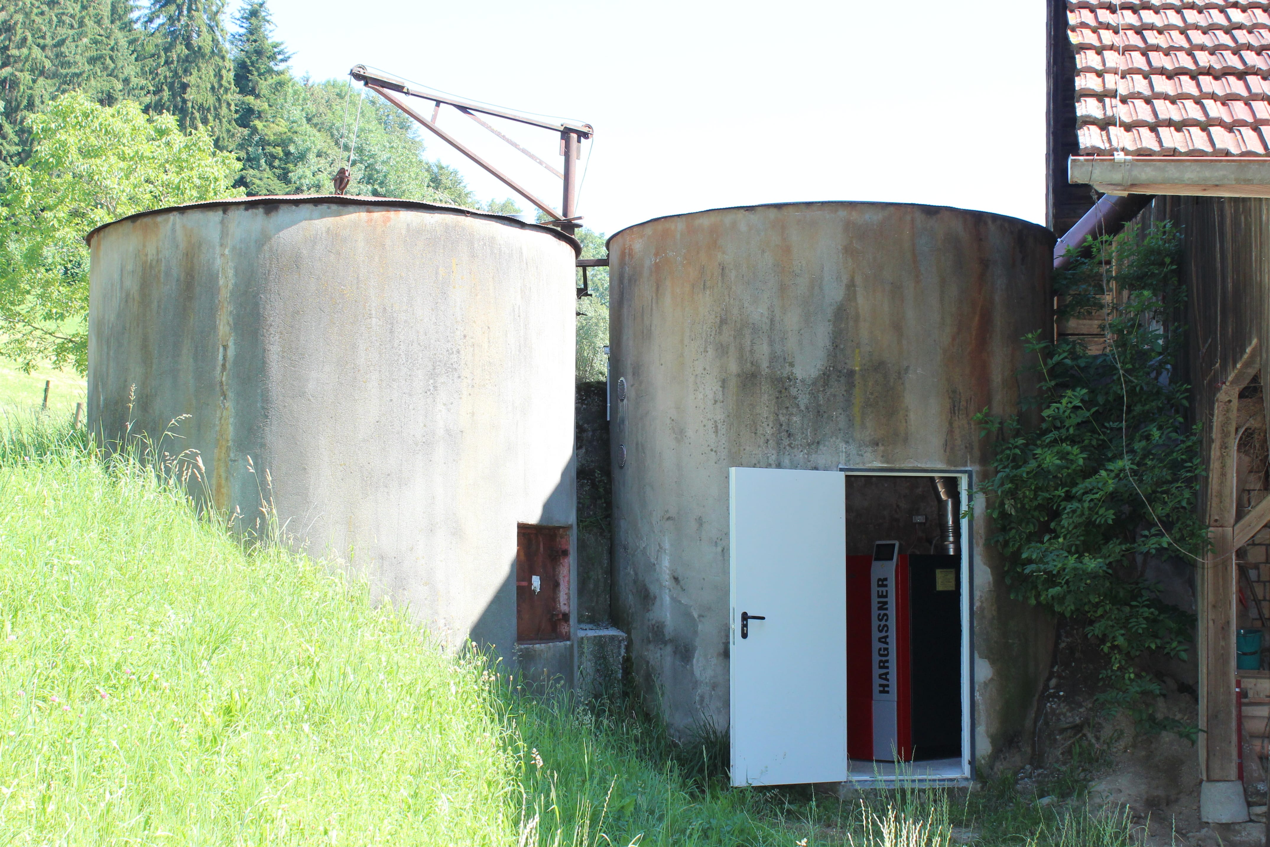 Der Heizraum und der Lagerraum ist je ein nicht mehr gebrauchtes Futtersilo.