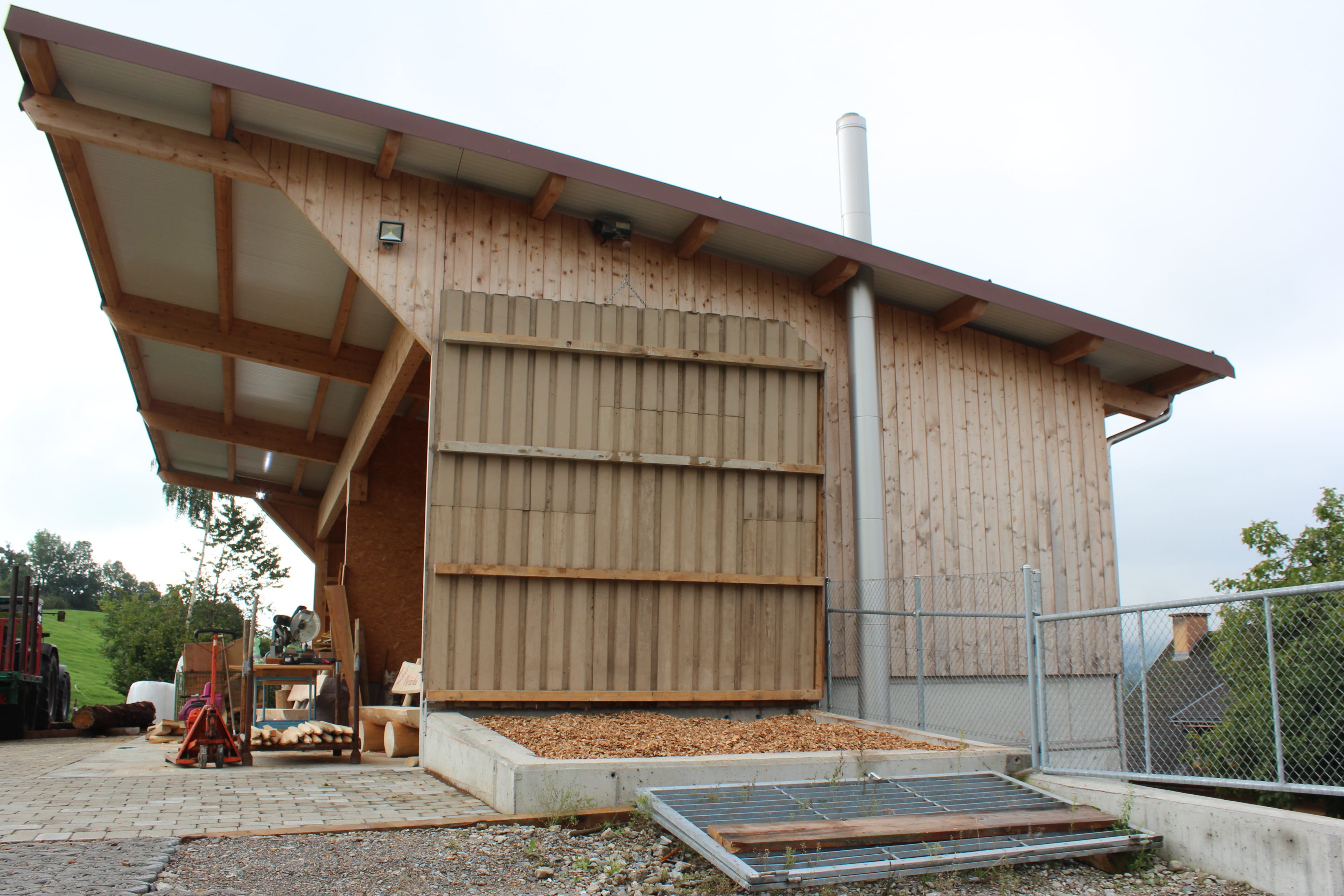 Der Lagerraum ist ebenfalls im neuen Remise. Dieser hat Platz für 40 m3 Schnitzel